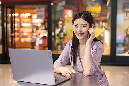 女性商场里休闲办公打电话图片