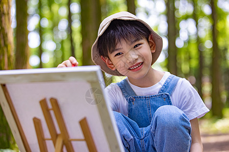 树木成长在树林里画画的小男孩背景