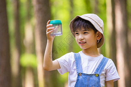 小男孩暑期课外生活高清图片