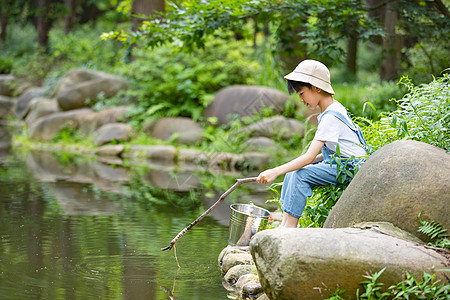 斯里兰卡钓鱼在户外小溪边钓鱼的小男孩背景