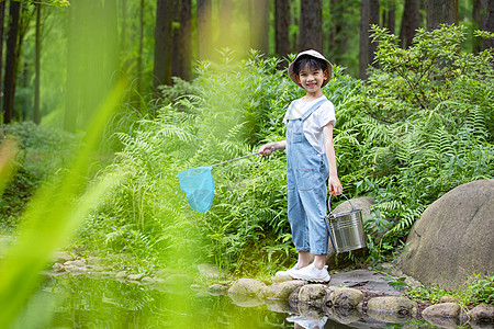 快乐儿童小男孩在森林溪边捞鱼背景