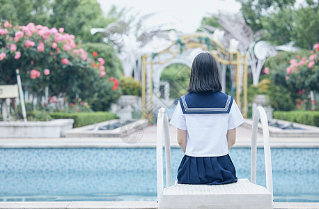 夏日泳池边小清新美女背影图片