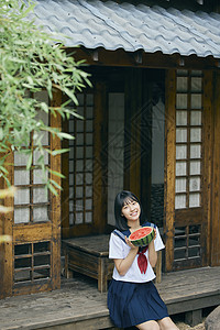 夏日小清新美女吃西瓜消暑背景