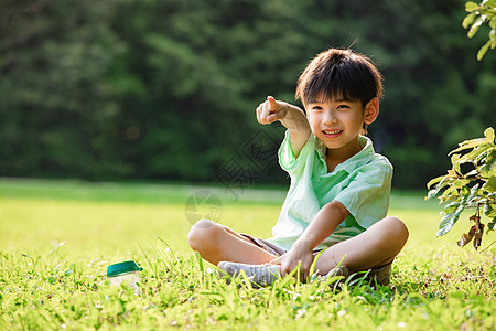 暑假户外活泼的小男孩背景图片