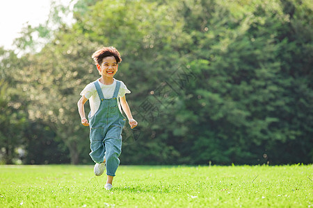 儿童草地奔跑户外奔跑的童真小男孩背景
