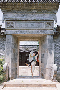 古风庭院旗袍女性舞蹈舞姿图片