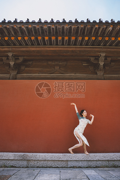 中国风复古红墙旗袍美女跳舞图片