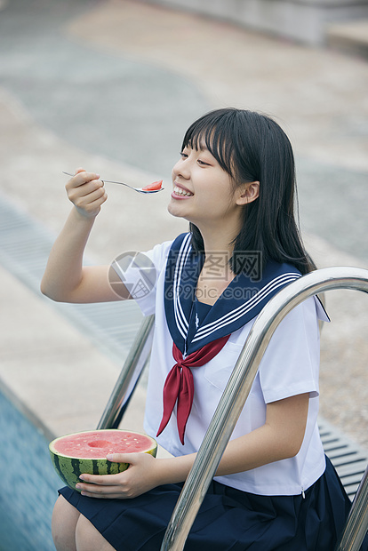 夏日制服美女泳池边吃西瓜图片