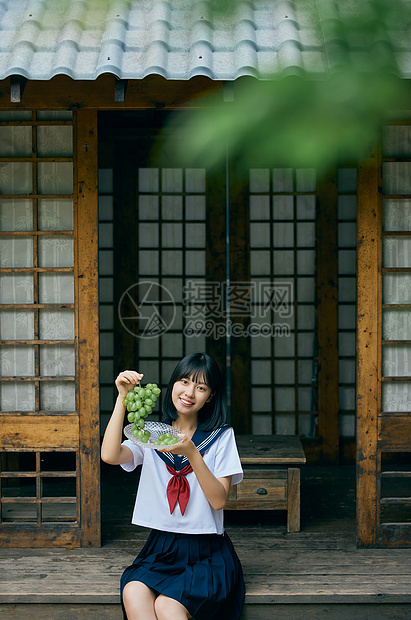 夏日小清新制服女孩拿着水果图片