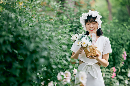 卡通女人法式美女花园里散步背景