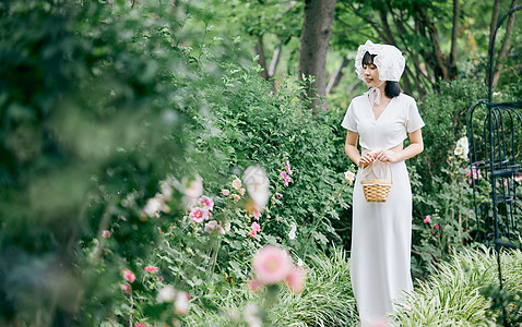 法式美女花园里散步图片