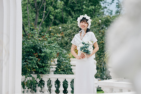 法式婚礼法式美女花园里拿着手捧花背景