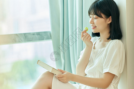 美女葡萄小清新美女窗前阅读吃提子背景