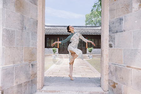 中国风旗袍柔美女性宅院里跳舞背景图片