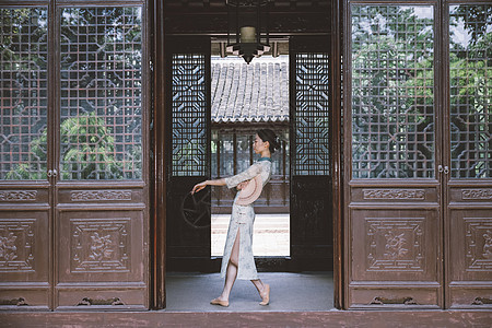 中国风旗袍柔美女性宅院里跳舞背景图片