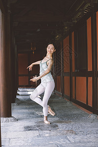 现代美女在中式长廊跳芭蕾舞图片
