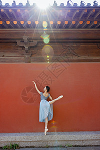 中国风红墙柔美优雅女性跳芭蕾舞高清图片