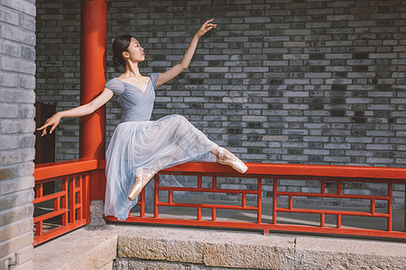 优雅美女坐在中式庭院翩翩起舞图片