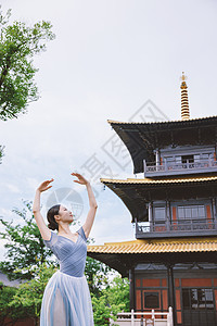 老年舞蹈古典美女寺庙庭院跳芭蕾舞背景