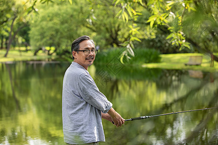 户外钓鱼中年男性户外垂钓背景