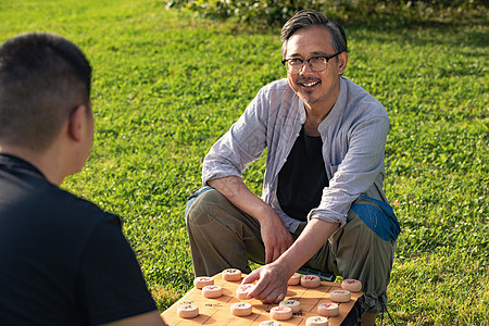 在公园里下象棋的中老年男性图片