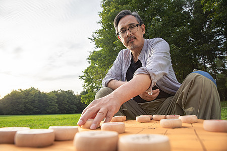 认真下象棋的中老年男性图片