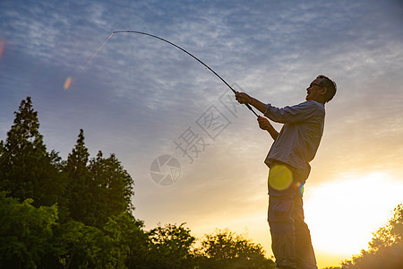 中年男人钓鱼背景图片