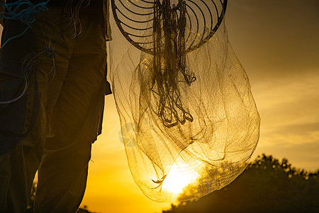 夕阳下的渔网特写图片