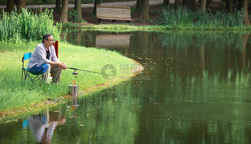 照片 人物情感 儿童乐园 坐在河边垂钓的中年男性.