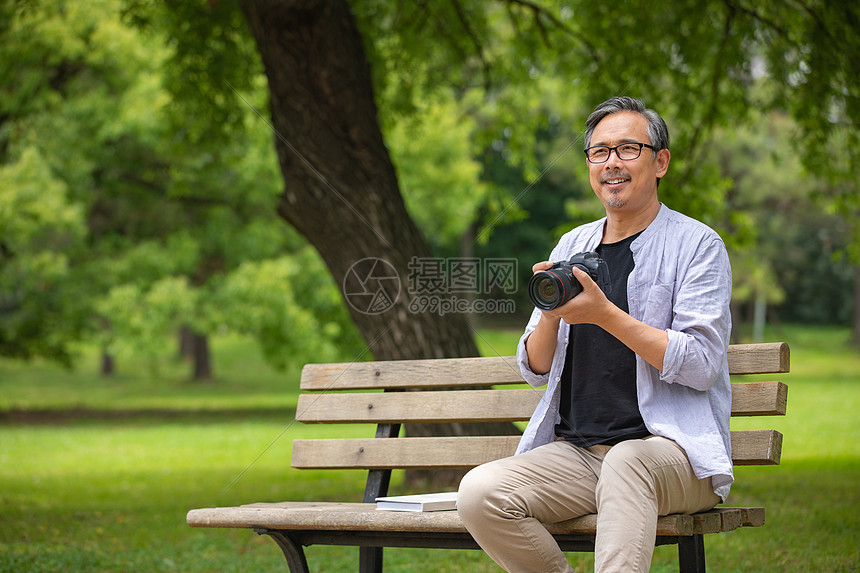 在公园摄影的中年人图片