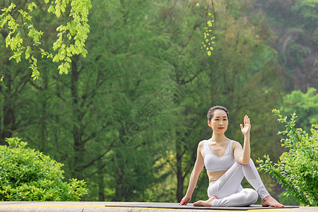 腿部瑜伽女性在公园里做瑜伽拉伸腿部背景