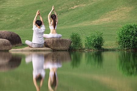 双人户外河边瑜伽锻炼背影图片