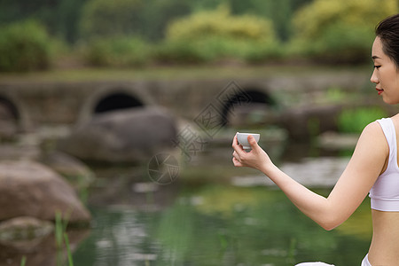 在户外喝茶休息的瑜伽女性图片