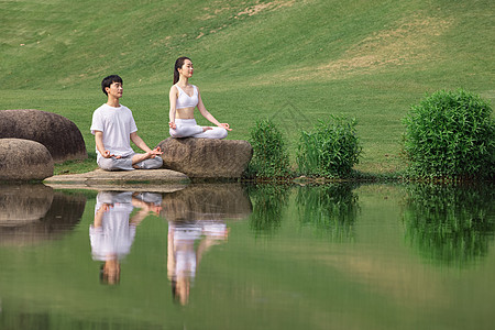 户外双人瑜伽打坐冥想背景图片