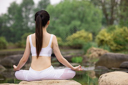 女性户外瑜伽打坐背影背景图片