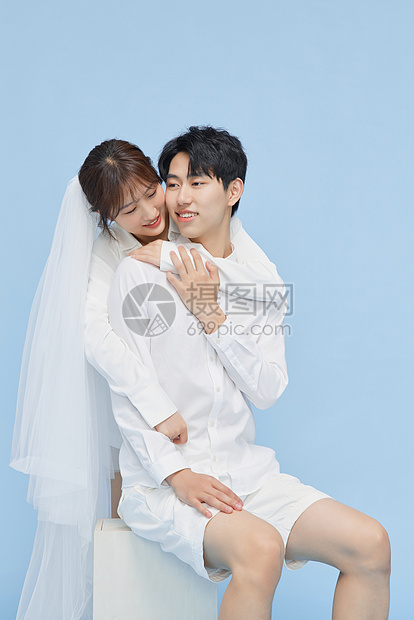 韩系简约情侣坐着拥抱图片