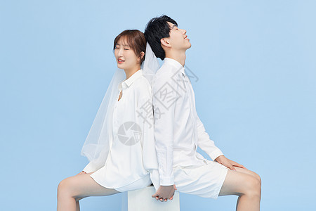韩系简约情侣背对背坐着图片