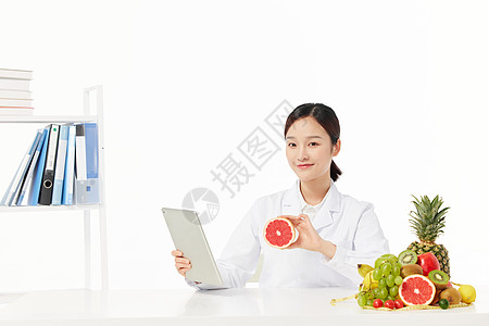 女性营养师手拿柚子图片