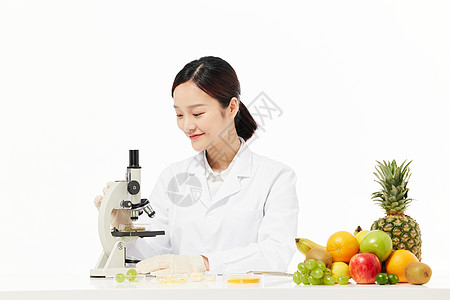 营养师用显微镜观察食品样本图片