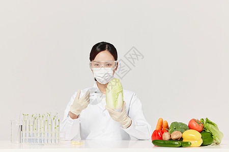 女营养师对蔬菜进行质检高清图片