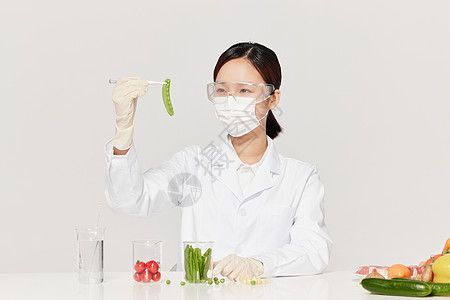 女营养师对蔬菜进行质检图片