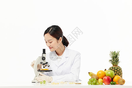 女营养师使用显微镜观察食品图片