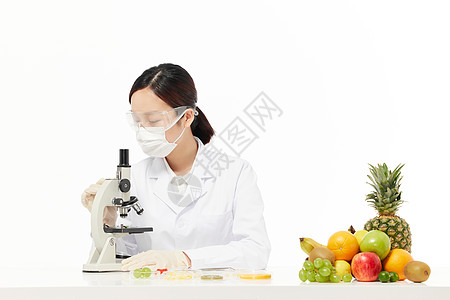 营养学家用显微镜检测水果样本背景图片
