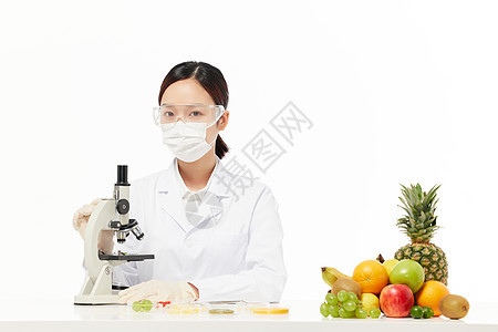 女营养师使用显微镜观察食品图片