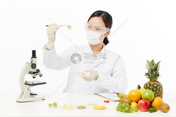 营养学家用显微镜检测食物样本图片