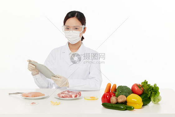 女营养师对肉类进行质检图片