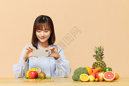 手机拍食物青年女性拍水果背景