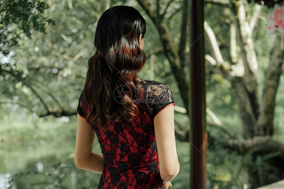 园林长廊里的旗袍美女背影图片
