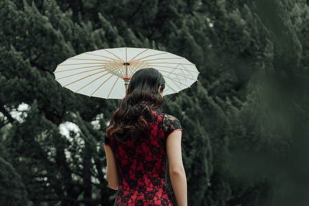 撑着伞的旗袍美女背影背景图片