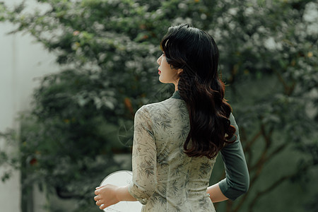 中国传统图案望向远方的旗袍美女背影背景